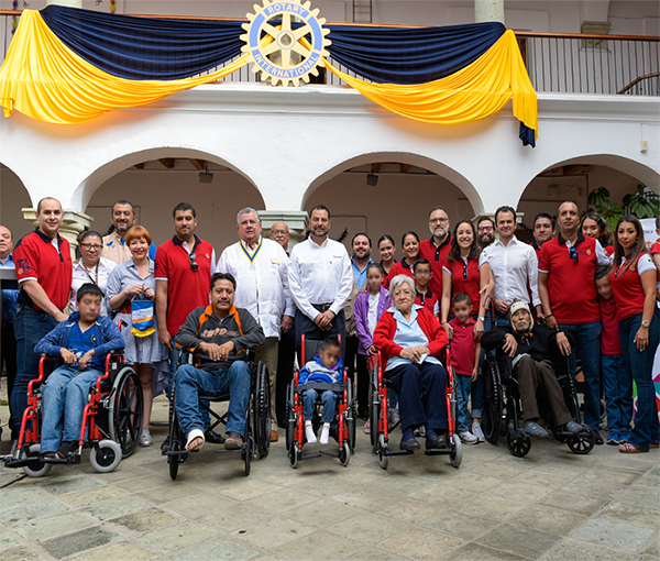 Entregan SSO y Club Rotario Antequera sillas de ruedas a las personas más necesitadas