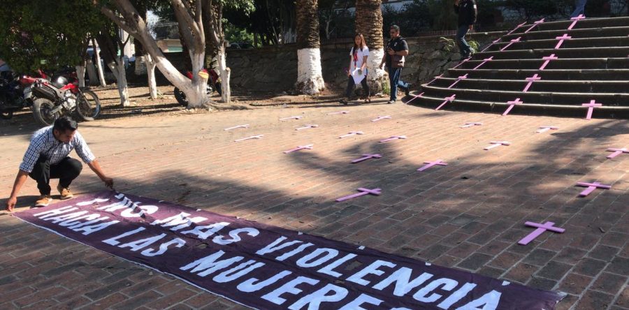 Mujeres protestan en la Fiscalía Especializada para la Atención a Delitos contra la Mujer por Razón.