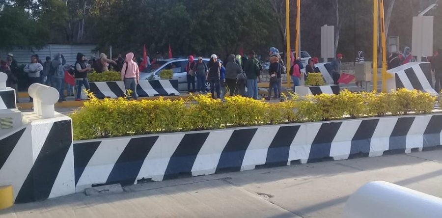 Sol Rojo toma caseta de cobro en  Huitzo