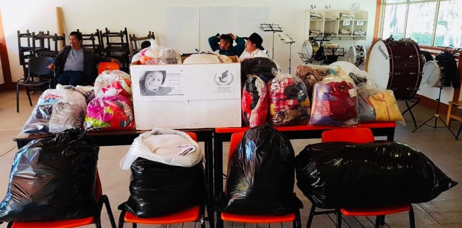 Entrega IEEPO ropa abrigadora al albergue de Guelatao