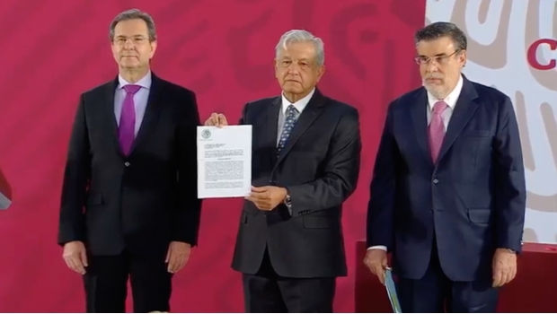 AMLO firma iniciativa para derogar la Reforma Educativa