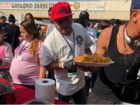 Chefs de México y EU preparan paella para miles de migrantes en Tijuana