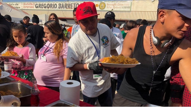 Chefs de México y EU preparan paella para miles de migrantes en Tijuana