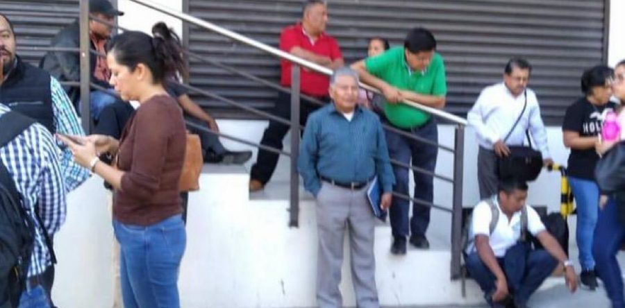 Con protesta trabajadores del IEBO piden su aguinaldo