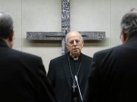 El Vaticano “urge” a las conferencias episcopales a reunirse con víctimas de abusos