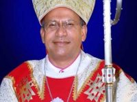 El Papa remueve a obispo con esposa, hijo y vida de lujo