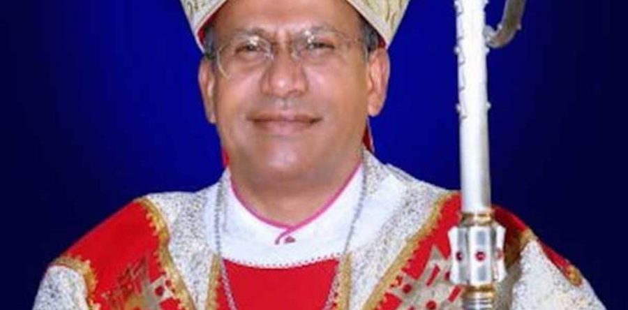 El Papa remueve a obispo con esposa, hijo y vida de lujo