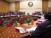 Reciben 10 consejeros del INE último aguinaldo de… $350 mil