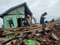 Busca Indonesia sobrevivientes y vigila volcán que desató tsunami