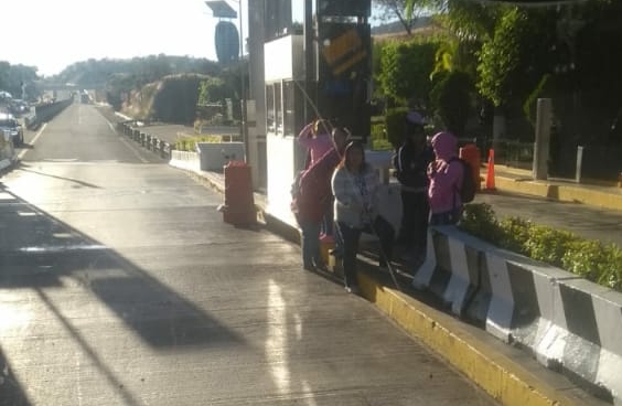Toma de caseta y bloqueos se registran en Oaxaca