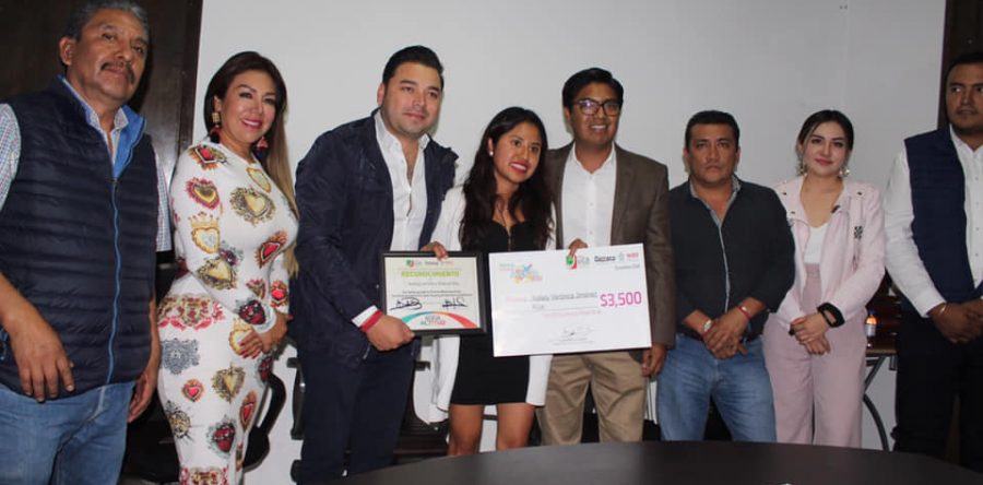 Con el firme compromiso de reconocer siempre a los jóvenes de Santa Lucía, entrega Raúl Cruz el Premio Municipal de la Juventud 2018