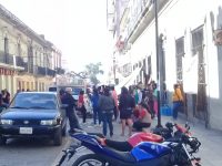 Integrantes del FIPO llaman rata a funcionario y se plantan en Palacio de Gobierno