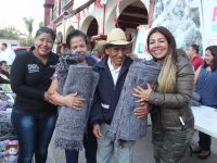 DIF de Santa Lucía del Camino, entrega cobijas a personas en situación de vulnerabilidad
