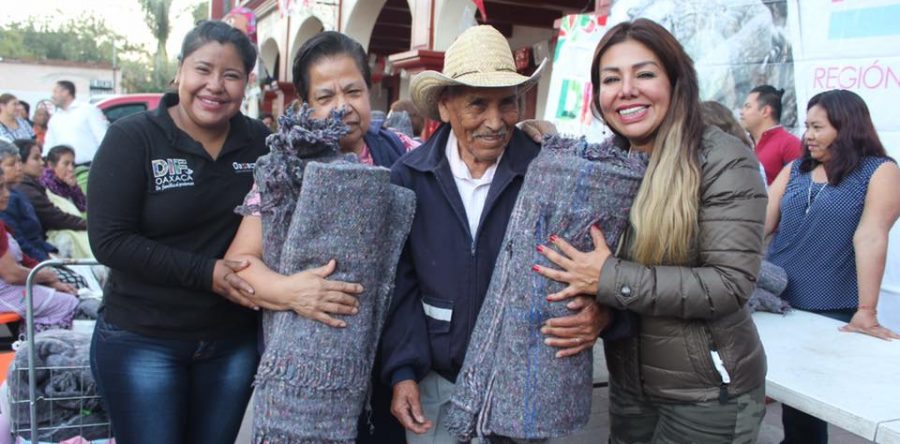 DIF de Santa Lucía del Camino, entrega cobijas a personas en situación de vulnerabilidad