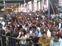 Protestan trabajadores del SAT durante la visita en AMLO en Oaxaca