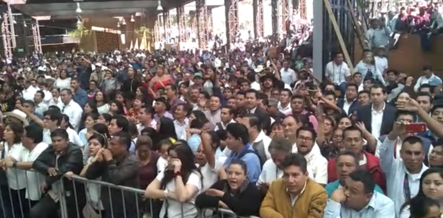 Protestan trabajadores del SAT durante la visita en AMLO en Oaxaca