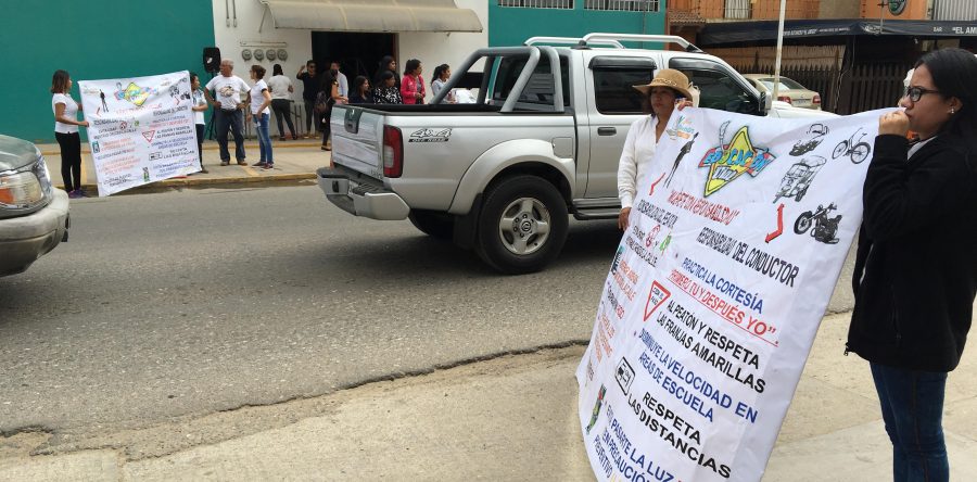 Estudiantes universitarios inician campaña de educación vial en Atzompa