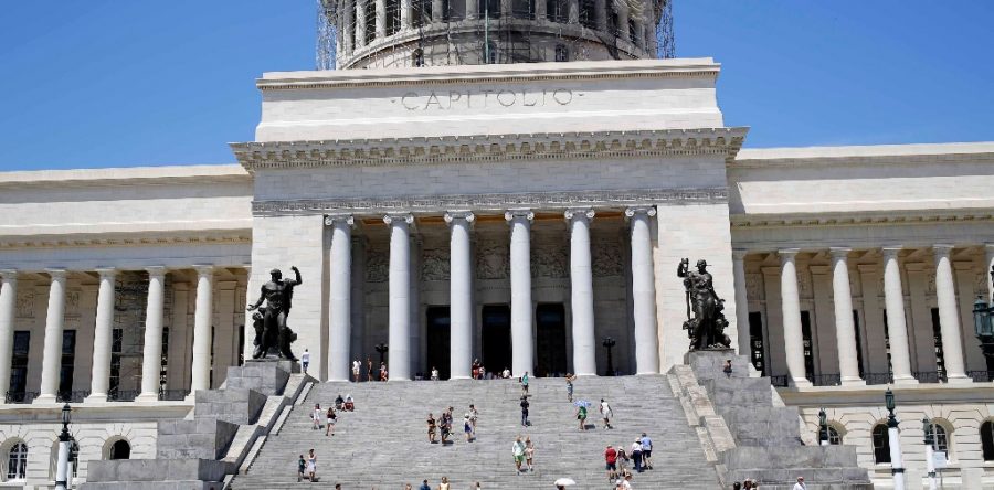 Alista Cuba más austeridad ante caída de ingresos