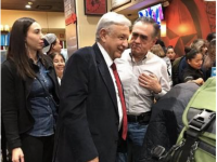 Ahora, AMLO hace parada en el Chili’s del AICM