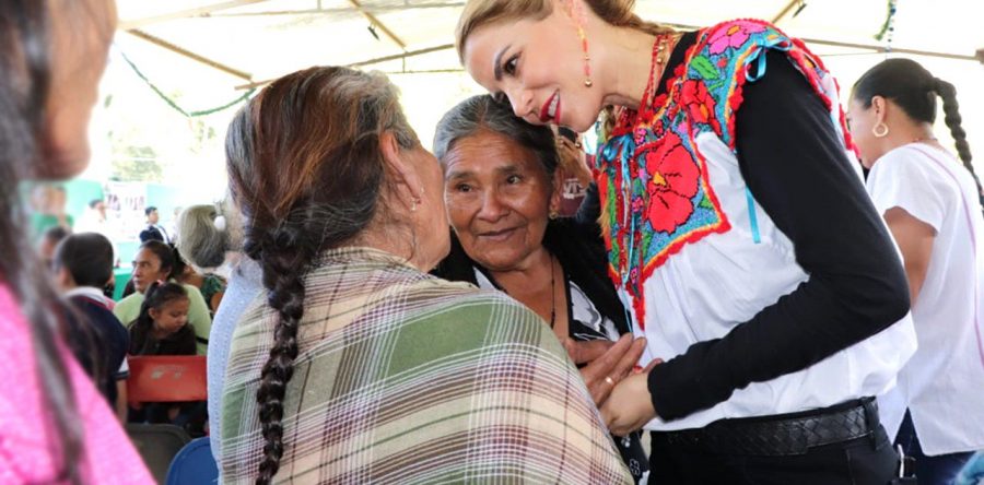 Ivette Morán de Murat acerca el Programa “Calidez en Familia” en Santa Catarina Juquila