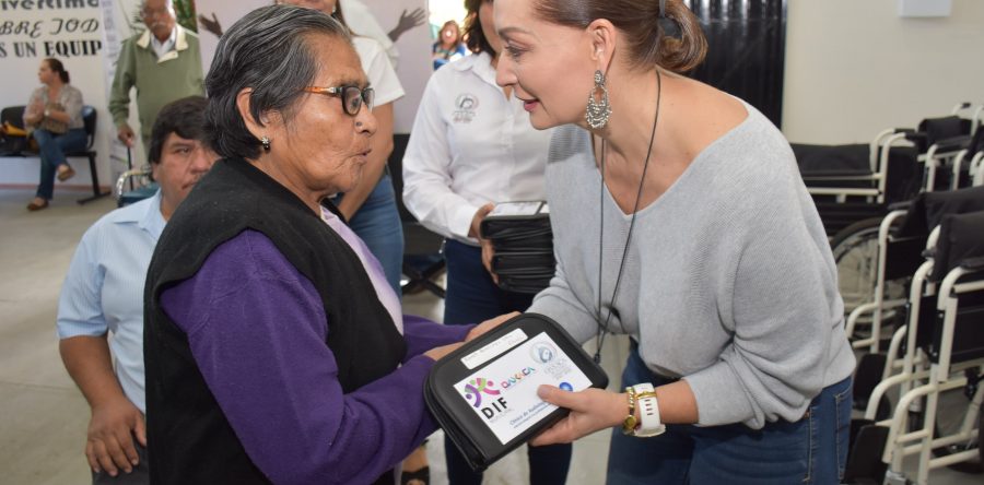 Entrega DIF Municipal aparatos funcionales y auditivos a personas con discapacidad