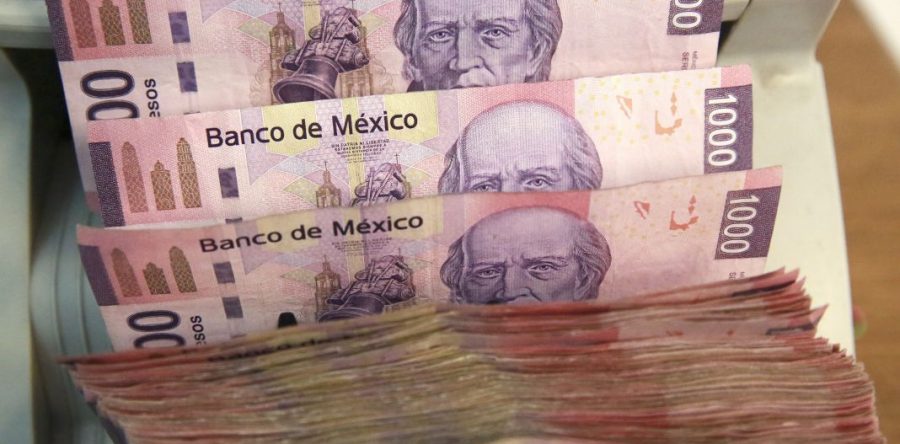 El peso pierde de última hora y dólar regresa a $20 en bancos