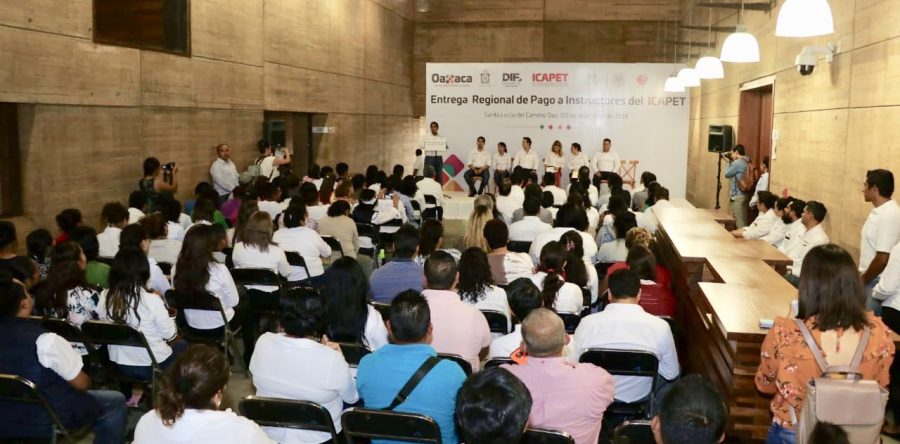 Entrega Icapet cheques a instructores de Valles Centrales