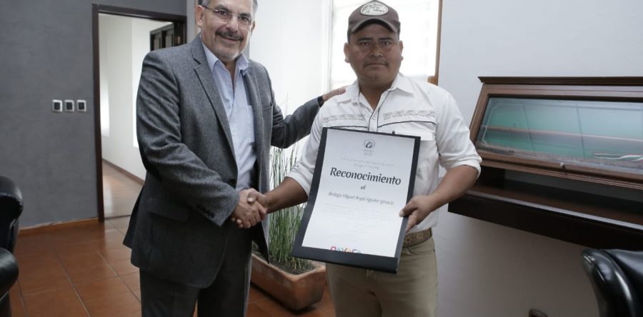 Reconoce edil capitalino trabajo del biólogo del Vivero Municipal