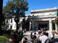 Crónica | Ciudadanos toman Los Pinos y se pasean como en su propia casa