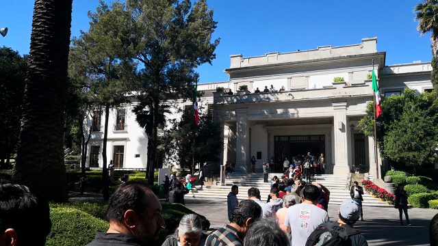 Crónica | Ciudadanos toman Los Pinos y se pasean como en su propia casa