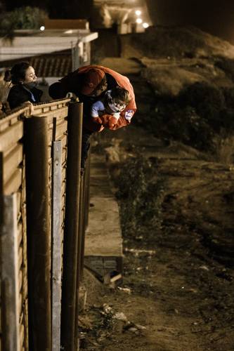 Prohíbe juez a edil de Tijuana hablar contra migrantes