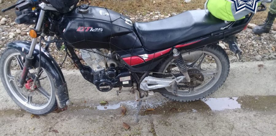 Fuerzas estatales aseguran motocicleta con reporte de robo