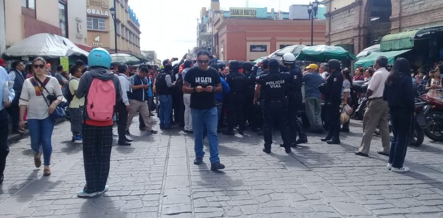 Protagonizan comerciantes ambulantes zafarrancho