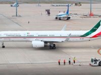 Avión presidencial llega al aeropuerto de California