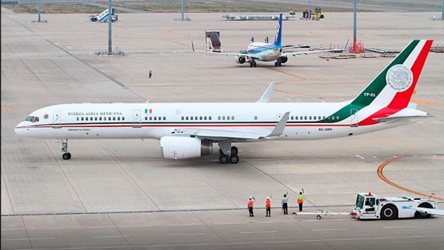 Avión presidencial llega al aeropuerto de California