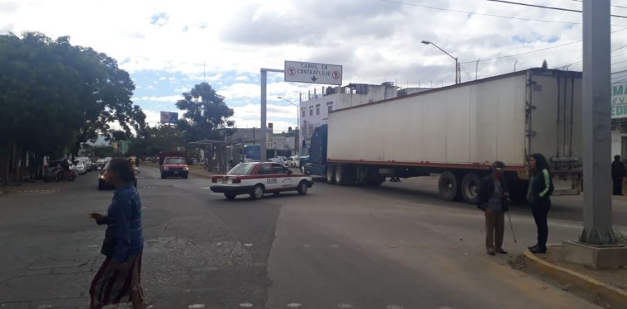 Bloquean calles para exigir obras