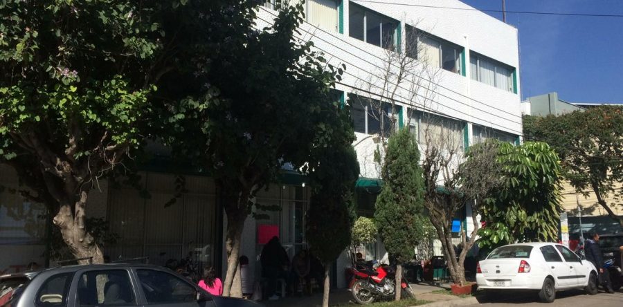 En protesta empleados del CECyTEO por la falta del pago de aguinaldo