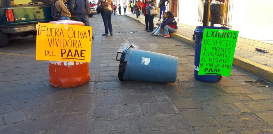 Por regalos navideños trabajadores de la educación cierran calle