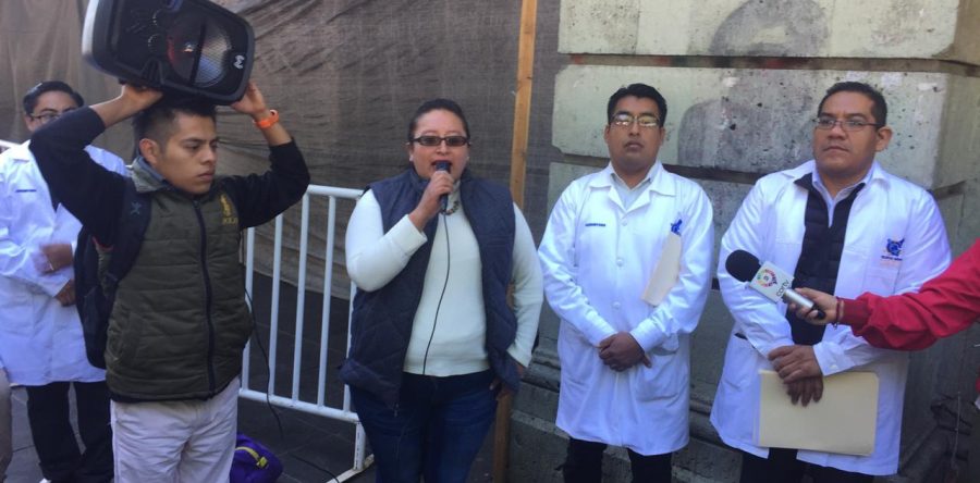 Exigen seguridad en la UABJO, porros encañonan a maestros