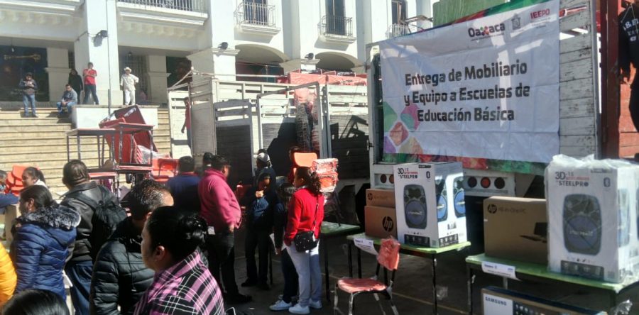 Entrega IEEPO equipo y mobiliario a 17 escuelas de Huautla