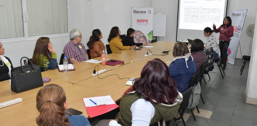 Imparte IEEPO taller para mejorar el ambiente laboral