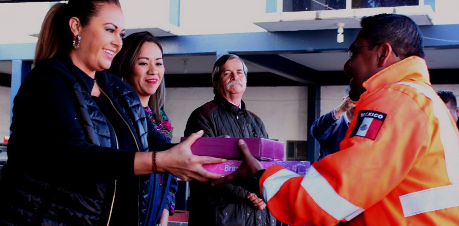 Presidenta Honoraria del DIF Municipal entrega juguetes para hijos de policías