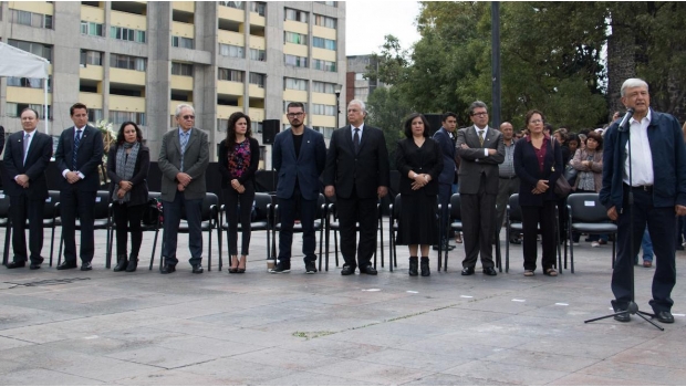 Funcionarios deberán devolver parte de su sueldo para no ganar más que el presidente