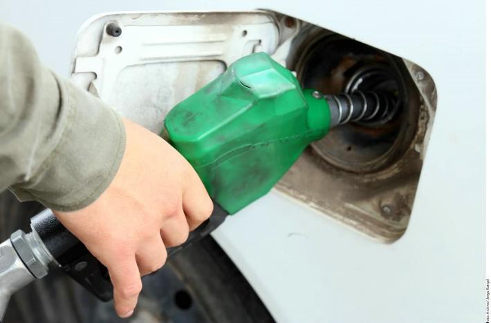 Adversarios y prensa “fifí” se quedaron con las ganas del gasolinazo en 2019: AMLO