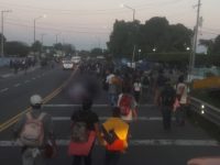 Irrumpen migrantes en frontera México-Guatemala; caminan a Tapachula
