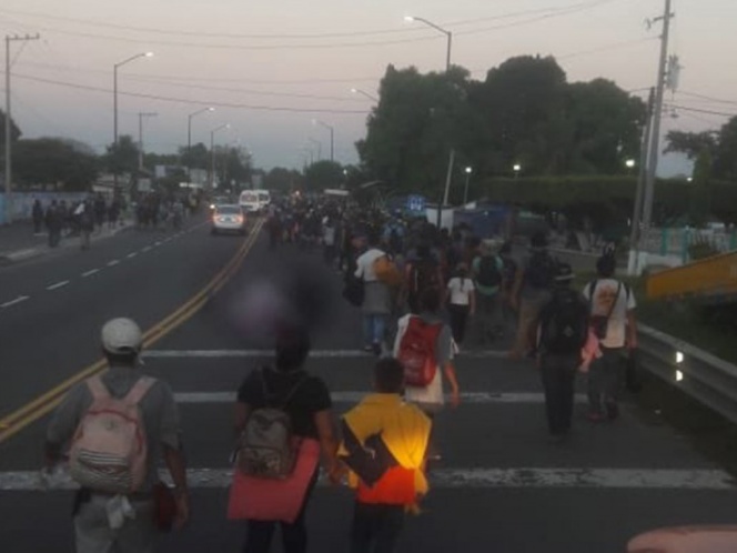 Irrumpen migrantes en frontera México-Guatemala; caminan a Tapachula