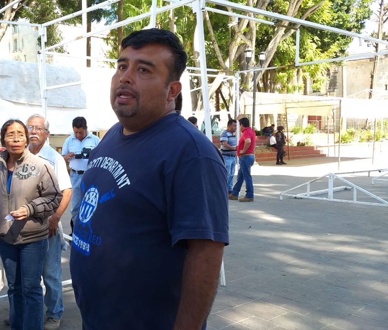 Rechazan ambulantes ser manejados por personajes políticos; regalarían comida a policías