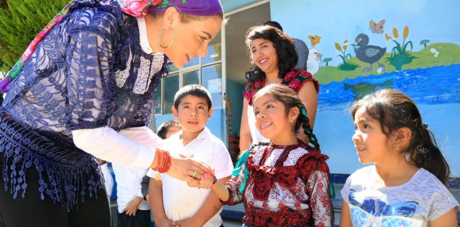 Ivette Morán de Murat inaugura trabajos de pavimentación en San Bartolomé Quialana