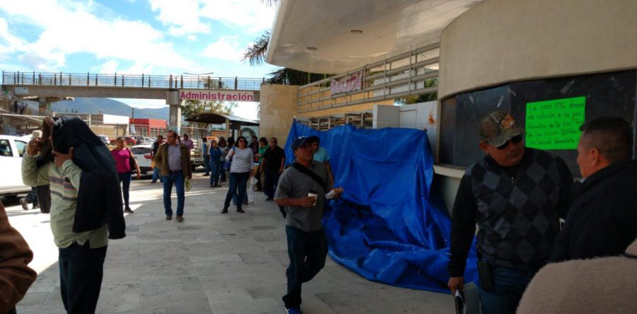 Docentes y personal de apoyos de la S-22 de Tuxtepec protestaron en Ciudad Administrativa