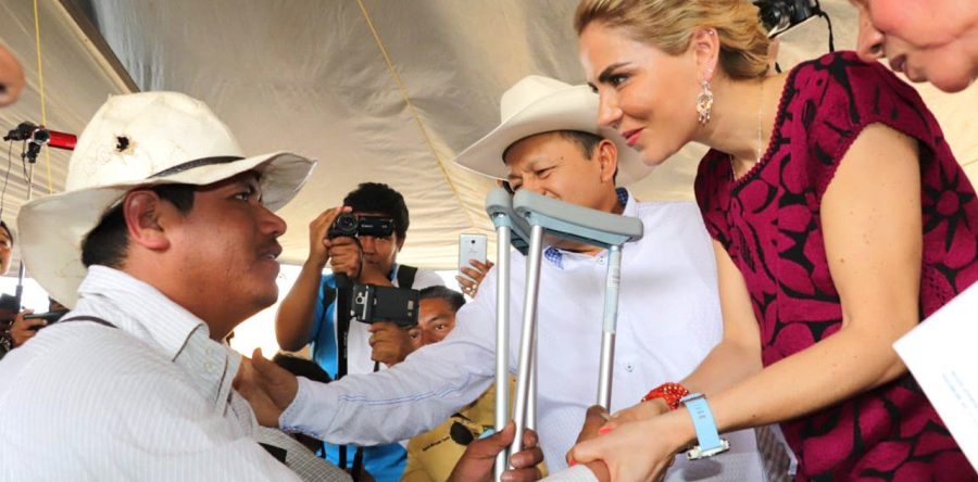 Ivette Morán de Murat visita Unidad Básica de Rehabilitación en Loma Bonita